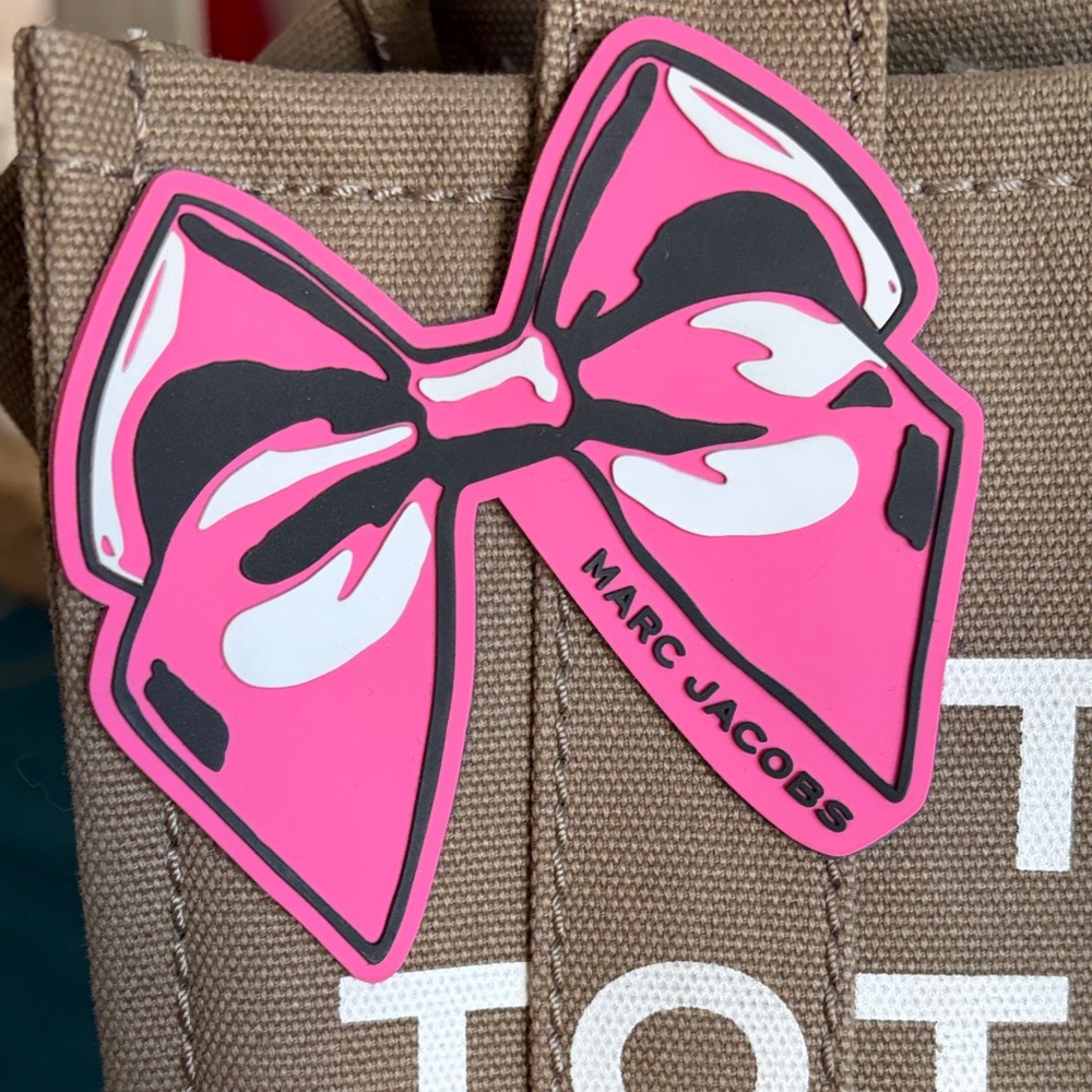Marc Jacobs olive green Canvas Mini Tote with Marc Jacob’s Pink Bow patch - Picture 14 of 17